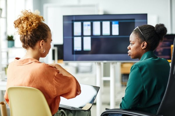 Quel outil de gestion de projet collaboratif est recommandé pour une agence de design multidisciplinaire?